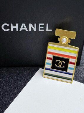 👒Vintage Chanel brooch in a colorful perfume bottle
